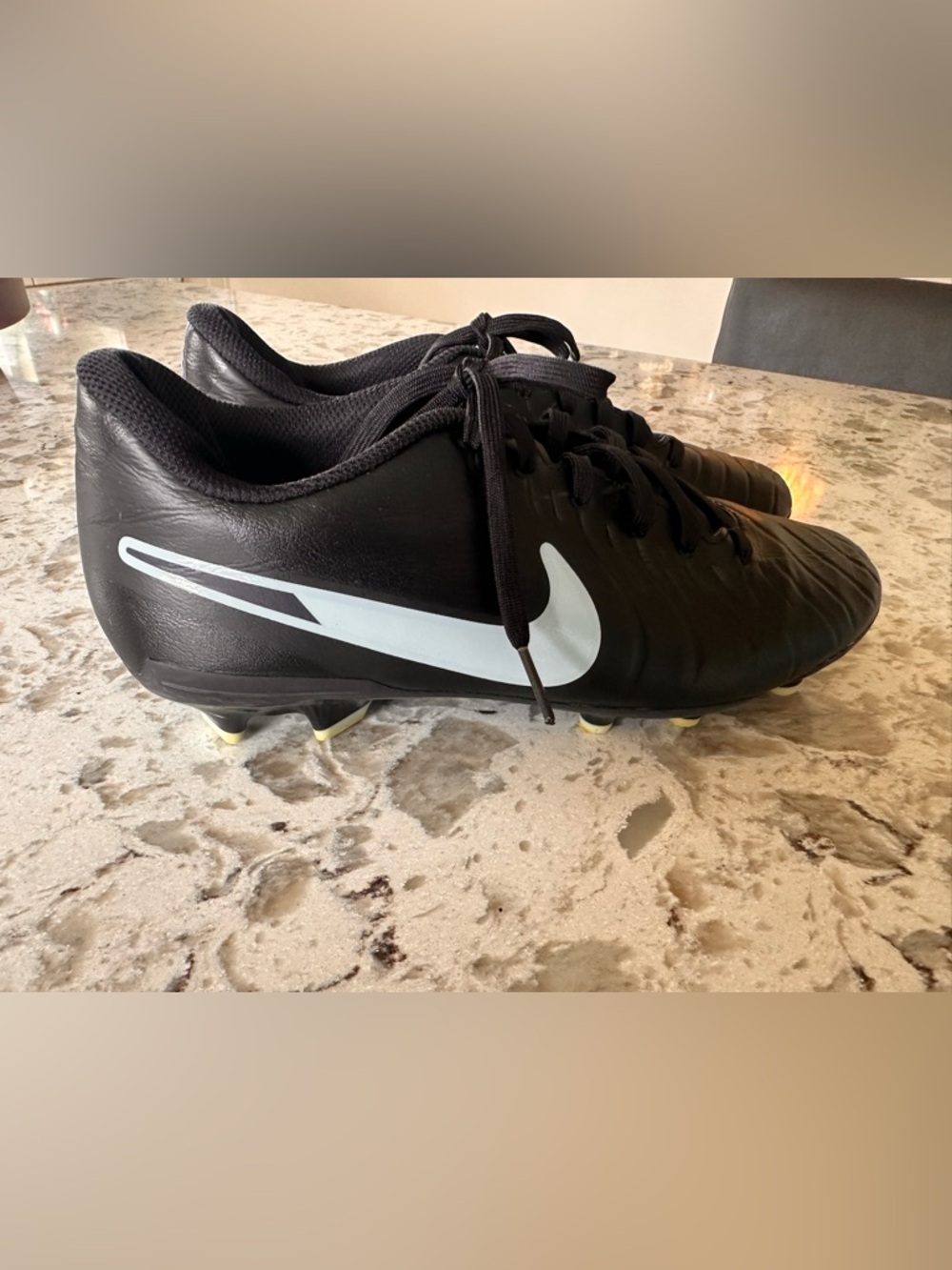 Men’s Nike Tiempo Legend 10 Club Men's Soccer Cleats Sz 6.5 Black Leather.